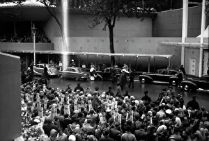 Periscopes: Coronation. Cars arrive with main congregation