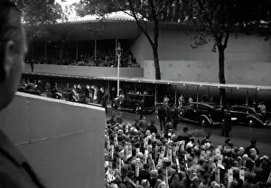 Periscope: Coronation. Cars arrive with main congregation