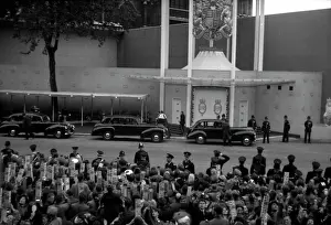 Terence: Coronation. Heads of State arrives