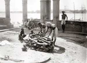 Pyre: Corpse on funeral pyre, cremation, Calcutta, India