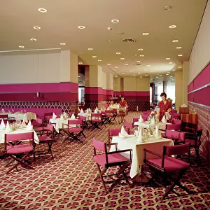 Restaurants: Cosmos Hotel in Moscow, 1980