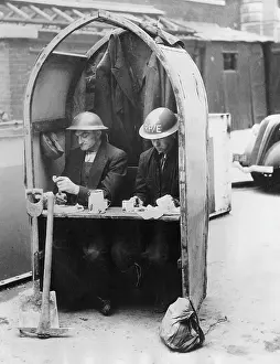 Pluck: A Cosy Diner - Workmen have lunch amid the air raids