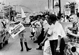 Jeers: Counter demonstrators against open housing ?