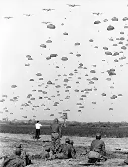Levitate: Countless paratroopers during US airborne exercise