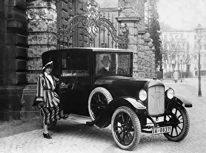 Hansa: Couple with a car, 1923
