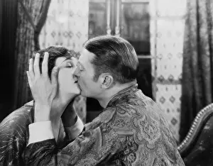 Seducing: Couple kissing