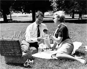 Picnicing: COUPLE PICNICING