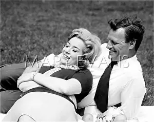 Picnicing: COUPLE PICNICING