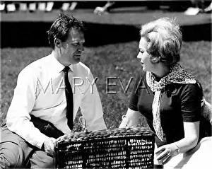Picnicing: COUPLE PICNICING