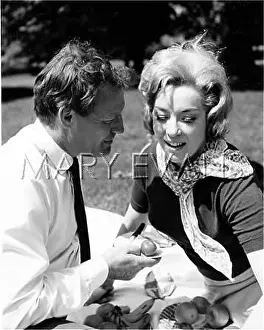 Picnicing: COUPLE PICNICING