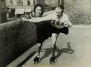Rollerskating: Couple on roller skates