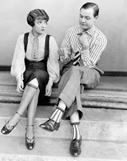 Synchronize: Couple sitting together on steps