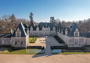 Mariage: Cour d'Honneur, Chateau de Villesavin, Tour-en-Sologne