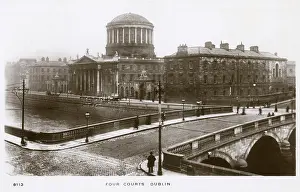 Liffey: Four Courts, Dublin, Ireland