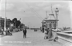 Cowes: Cowes Pier Approach