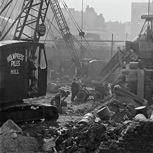 Belonging: Crane belonging to Holmpress Piles of Hull, Barbican Estate