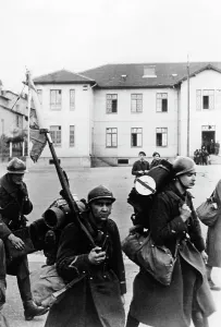 Gelb: The crew of a fortification on the Maginot Line has