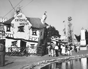 Sideshows: CROOKED HOUSE, SOUTHEND