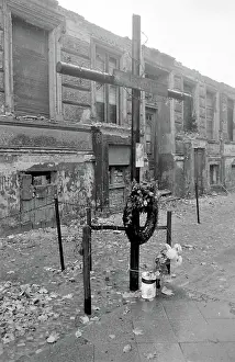 Fatalities: Cross, wreath and flowers, Berlin Wall, Berlin, Germany