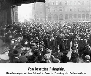 Essen: A crowd awaits the arrival of the head of the