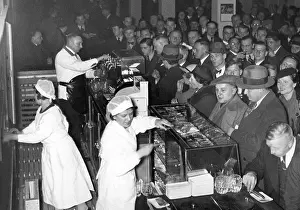 Bustle: Crowd at a bar in the Deutschlandhalle in Berlin, 1935