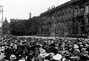 Berliners: Crowd in front of the Berlin City Palace, 1914
