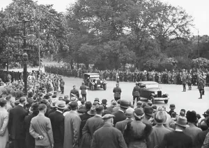 Kroll Opera: Crowd in front of the Berlin Kroll Opera House, 1935