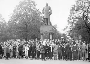Roon: Crowd in front of the Berlin Kroll Opera House, 1935