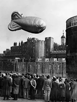 Barrage: Crowd in front of a british barrage balloon, 1938