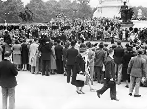 Tense: Crowd in front of Buckingham Palace, 1939