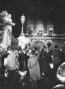 Enthusiastic: Crowd in front of Buckingham Palace after the Munich Agr