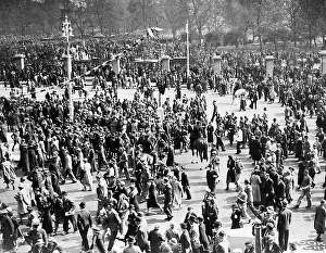 Accession: Crowd at the ceremony on the occasion of the Silver Jubilee