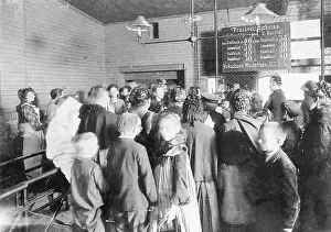 Cheap: Crowd in a cheap meat counter in Berlin, 1905