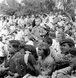 Thaxted: CROWD OF CHILDREN 1950S