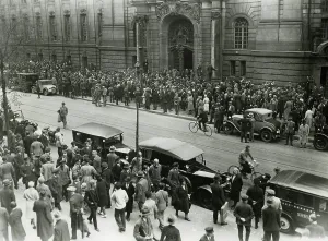 Immigration: Crowd before the criminal court in Moabit, 1931