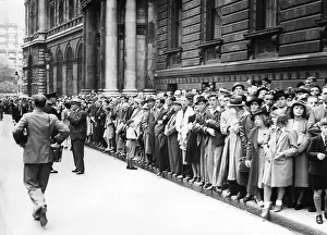 Downing: Crowd in Downing Street, 1939