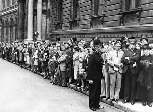 Monitors: Crowd in Downing Street, 1939