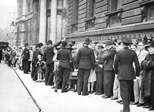 Downing: Crowd in Downing Street, 1939