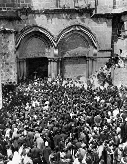 Believers: Crowd on Easter Sunday in front of the Church of the Holy Se