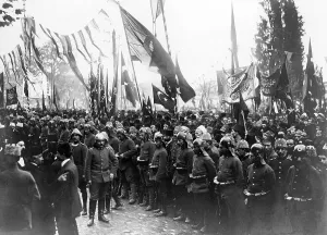 Crow: Crowd in front of the Fatih mosque in Istanbul, 1914