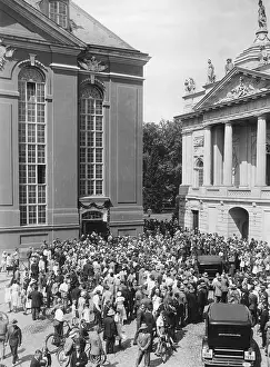 Distinguished: Crowd in front of the Garrison Church in Potsdam, 1932