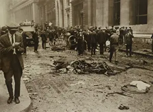 Anarchism: Crowd gathered behind a dead horse after the Wall