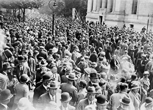 Waits: Crowd in front of the Geological Museum during the World Eco