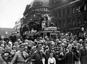 Tramway: Crowd in Hamburg during the arrival of Adolf Hitler, 193