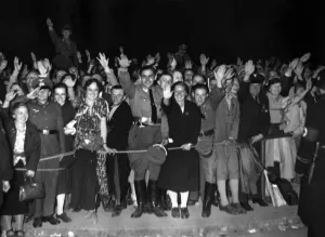 Enthusiastic: Crowd in front of the Hotel Deutscher Hof during the Rei