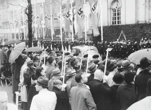 Periscope: Crowd in front of the Kroll Opera House in Berlin, 1939