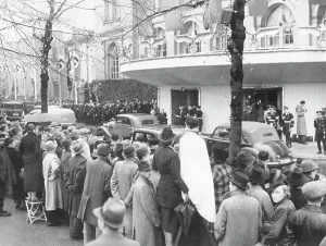 Kroll Opera: Crowd in front of the Kroll Opera House in Berlin, 1939