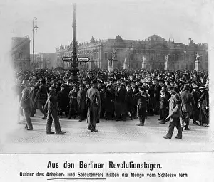 Zeughaus: Crowd at the Lustgarten during the days of
