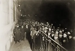Lithographer: Crowd of men outside the Municipal Lodging ?