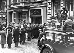 Ballot: Crowd in front of the ministers polling station, 1932